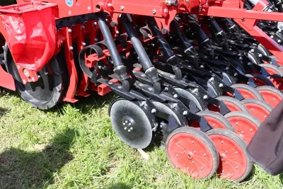 Pro zajištění optimální hmotnosti secího stroje Horsch Versa 3 KR (a tak i zachování možnosti agregovat jej s menším traktorem) byla vyvinuta nová dvoudisková secí botka DuoDisc využívající komponenty z osvědčené botky TurboDisc.