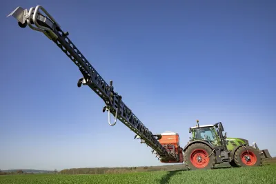 Pneumatické rozmetadlo RAUCH Aero 32.1 s rozloženými rameny