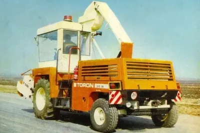 Historická žlutá samojízdná řezačka Agrostroj SPS Toron na poli.