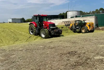 Case IH Puma 185 při dusání hmoty na silážní jámě.