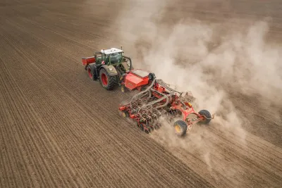 Traktor se secím strojem Väderstad Proceed na poli