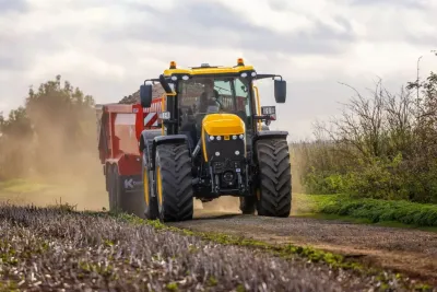 Nová generace traktoru JCB Fastrac iCON 4000.