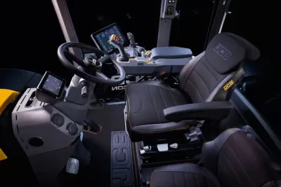 Traktory JCB Fastrac iCON řady 4000 a 8000 mají zcela nový interiér kabiny.