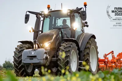 Traktor Valtra při práci na poli