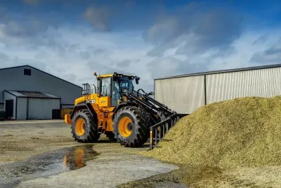 JCB 457S: Nový silák pro práci na BPS a silážní jámě. Uplatní se i při manipulaci s cukrovou řepou a hnojem.