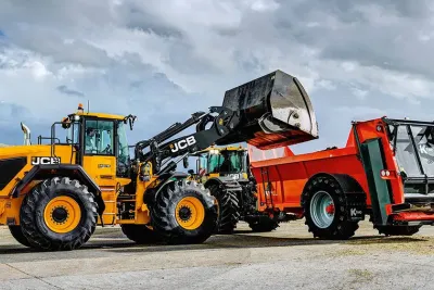 JCB 457S: Nový silák pro práci na BPS a silážní jámě. Uplatní se i při manipulaci s cukrovou řepou a hnojem.