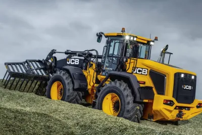 JCB 457S: Nový silák pro práci na BPS a silážní jámě. Uplatní se i při manipulaci s cukrovou řepou a hnojem.