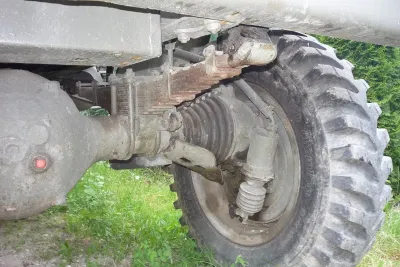 Pohled na přední nápravu vozu Praga V3S.