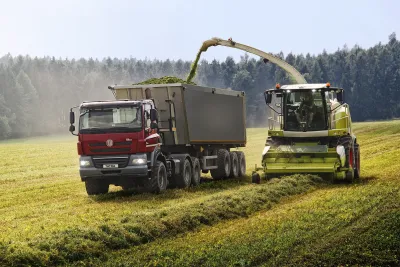 Nákladní vůz Tatra Phoenix Agro při zemědělské práci