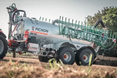 Cisterna Pichon SV připojená k traktoru