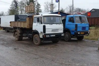 LIAZ 110.051 (bílý) – hákový nosič kontejnerů a LIAZ 150.261 (modrý) – třístranný stavební sklápěč, foto Jiří Erben.