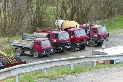 Třítunový sklápěč Avia A31 turbo, sedmitunový sklápěč LIAZ 150.261, dvanáctitunový sklápěč Tatra 815, domíchávač Tatra 815, foto Jiří Erben.