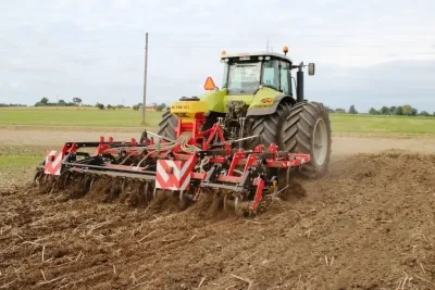 Traktor s radličkovým kypřičem SMS Arras na poli
