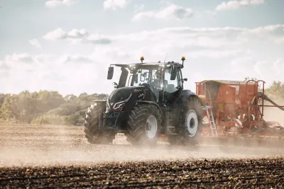 Traktor Valtra Q s připojeným secím strojem na poli
