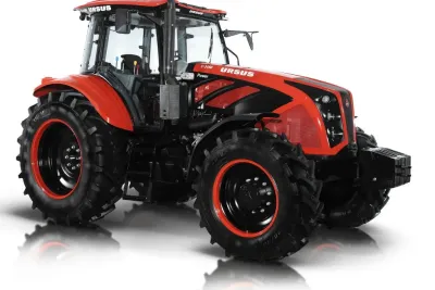Červený traktor Ursus C-3150 na bílém pozadí.