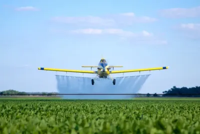 S hašením v Českém Švýcarsku pomáhají létající traktory Air Tractor AT-802.
