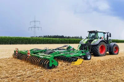 Traktor s talířovou branou Kerner HELIX na strništi.
