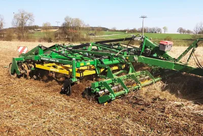 Kerner STRATOS se od konkurence na trhu odlišuje použitím dvojitého rámu. Nosný rám je spojen s podvozkem a válcem a mezi ně je vsazen druhý rám (žlutý).