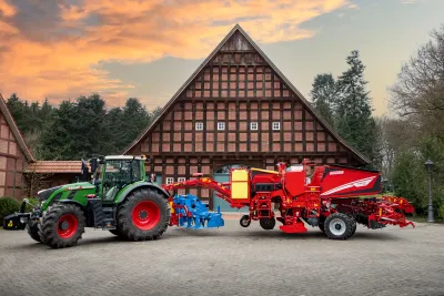 Traktor se sazečem Grimme Prios 440 před budovou farmy