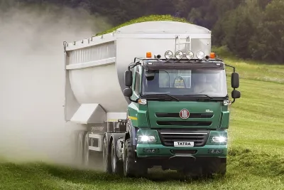 6kolové vozidlo Tatra Phoenix je v modifikaci s třetí řiditelnou nápravou nabízeno pod názvem „Tatra Agrotahač“ nebo též „Tatraktor“.