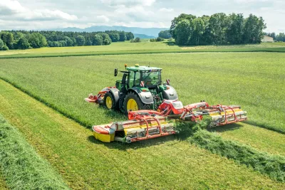 Traktor s žací kombinací Pöttinger NOVACAT V 10000 seče louku.