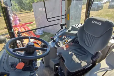 Česká premiéra nového traktoru CLAAS NEXOS proběhla na ovocnářském dni.