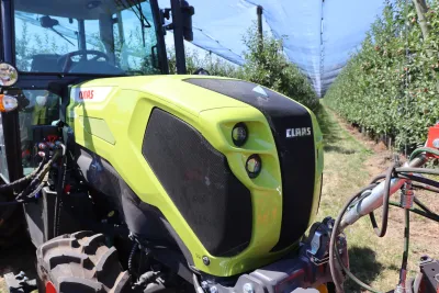 Traktory CLAAS NEXOS získaly nový design ve tvaru písmene Y. Kapota se vyznačuje výraznými obrysy, které ji činí tuhou a zároveň dodávají celému traktoru dynamický vzhled.