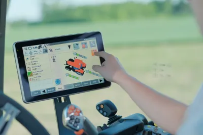 Ruka ovládá dotykový monitor v kabině traktoru Case IH.