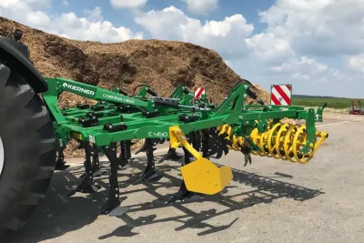 Třířadý kypřič Kerner CORONA je k dispozici s pracovními záběry 2,5 m, 3,0 m, 4,2 m a 4,8 m.