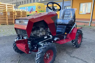 Jubilejní traktůrek, český DAKR vyrobil 1000. stavebnicový traktor DAKR Panter FD5.