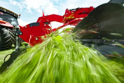 Nový tažený shrnovač SIP AIR 900 T – Krok vpřed v technologii shrnování píce.