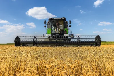 Pro všechny modely Fendt Corus 500 je poprvé v tomto výkonnostním segmentu k mání sklízecí adaptér FreeFlow s pracovním záběrem od 4,80 do 7,60 metru a pásový adaptér PowerFlow se záběrem až 6,20 metru.