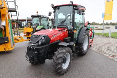 Červený speciální traktor Case IH Quantum na dvoře.