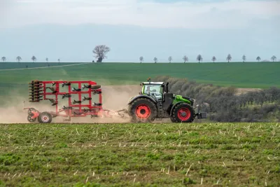 Variabilita jako největší přednost: S traktory Fendt 900 Vario a 1000 Vario zvládnete těžké a lehké práce na poli i silnici.