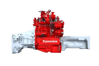 Červený motor Cummins pro zemědělskou techniku na bílém pozadí.