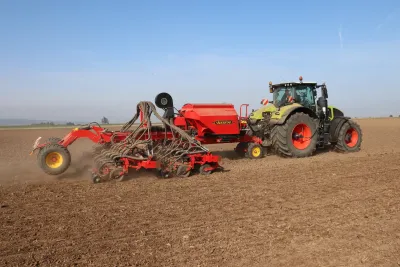 Traktor se secím strojem Väderstad Proceed při setí na poli.
