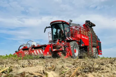 Vyorávací radlice agregátu mají prodlouženou životnost. Optimalizován byl i pohon cepáku, jeho uložení a kryt. Drobné konstrukční změny prodělal i hmatač.