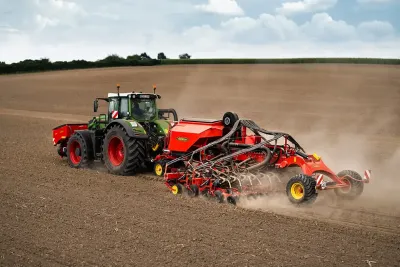 Traktor se secím strojem Väderstad Proceed na poli.