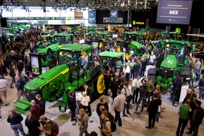 Návštěvníci a traktory John Deere na veletržní expozici.