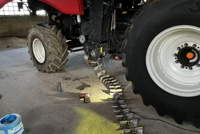 Výměna opotřebovaného řetězu zrnového dopravníku sklízecí mlátičky Case IH Axial-Flow.
