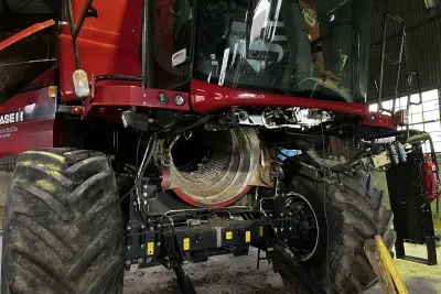 Abychom rotor vyndali ven ze sklízecí mlátičky Case IH Axial-Flow, musíme demontovat také šikmý dopravník.