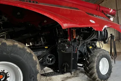 Sklízecí mlátička Case IH Axial-Flow je po důkladné očistě odstavena do kryté haly.