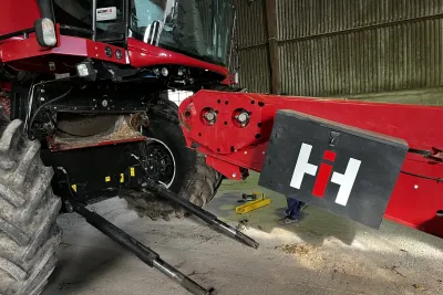 Detail údržby sklízecí mlátičky Case IH.
