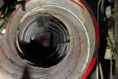 Opotřebovaný vkládací kužel sklízecí mlátičky Case IH Axial-Flow ošetřený návarem.