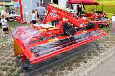 Čelní žací stroj Rozmital SC-301R.