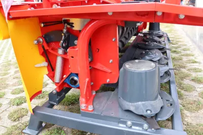 Čelní žací stroj Rozmital SC-301R.