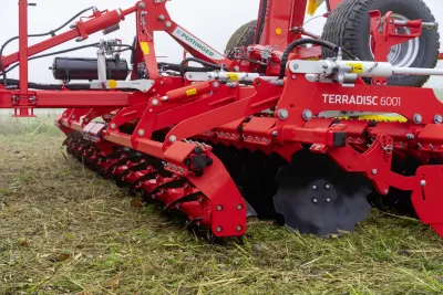 Nože předního nožového válce podmítače Pöttinger TERRADISC T jsou stočené. To zajišťuje hladký chod díky stálému kontaktu se zemí a vede k rovnoměrnému bodovému zatížení řezné hrany.