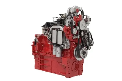 Samostatně vystavený červený motor Deutz na bílém pozadí.
