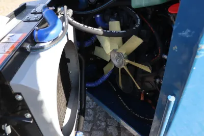 Během údržby motorového prostoru přijde vhod doširoka výklopný chladič.