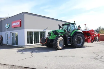 Traktor před novým střediskem STAGRA s logem Horsch.